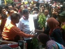 Blusukan ke Pasar, Gubernur Jabar Enggan Disamakan dengan Jokowi 