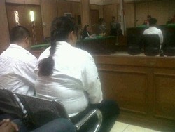 So Sweet! Irene Kill Bill & Suaminya Gandengan Tangan Selama Sidang