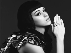 Katy Perry Dinobatkan Sebagai Woman of the Year 2012
