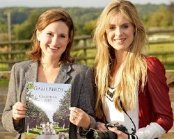 Kenang Teman Pria yang Meninggal, 24 Wanita Cantik Berpose Bugil