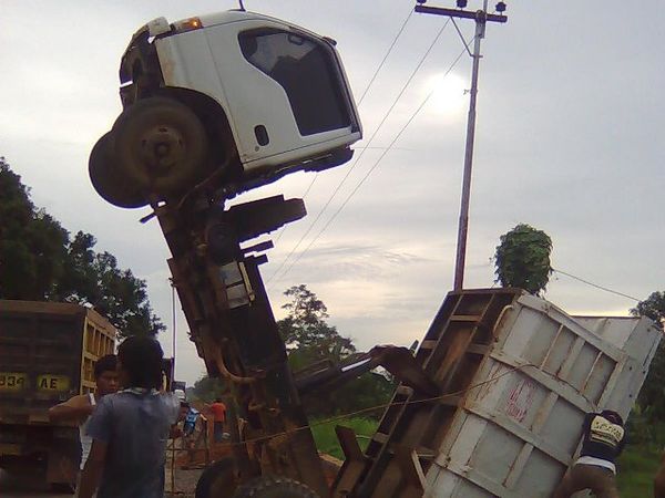 Truk Terjungkal