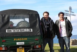 2 Guru Ini Keliling Dunia dengan Bajaj!