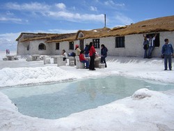 Tempat Paling Asin di Dunia Punya Hotel dari Garam!