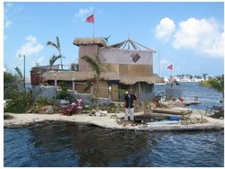 Wow! Pulau Ini Mengapung Berkat 100.000 Botol Plastik
