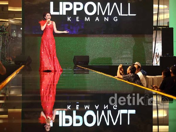 Dibalut Gaun Merah, Rossa Tampil Mempesona