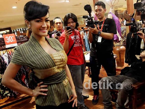 Aih, Cantiknya Julia Perez Berbatik