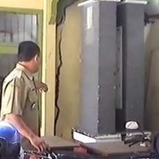 Dinding Bangunan Retak Akibat Uji Seismic Pertamina