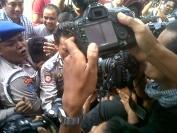  Tiba di Polres Jaksel, FT alias Doyok Tutupi Muka Pakai Jaket