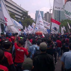 Demo Buruh di Kemenakertrans, Jl Gatot Subroto Macet Total