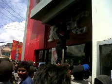 Kecam Innocence of Muslims, Mahasiswa Kendari Coret-coret Resto Siap Saji