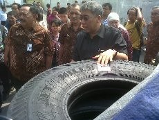 Sidak di Semarang, Wamendag Temukan Ribuan Ban Impor Tak Bernomor