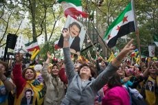 Ribuan Demonstran Iran Serukan Ahmadinejad Mundur