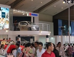 Bule Pun Cari Mobilnya di IIMS