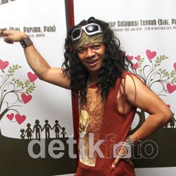 Candil Setia dengan Rambut Keritingnya