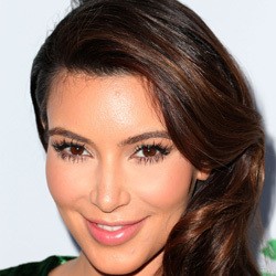 Kim Kardashian Bersinar dengan Dress Hijau