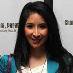 Gaya Casual Chic ala Novita Angie