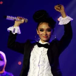Ini Dia Aksi Zaskia Si Goyang Itik