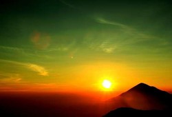 Menjemput Sang Fajar di Puncak Papandayan