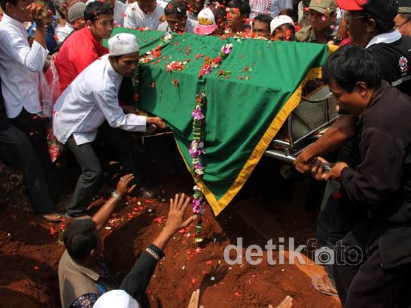 Deni Korban Tawuran Pelajar Dimakamkan