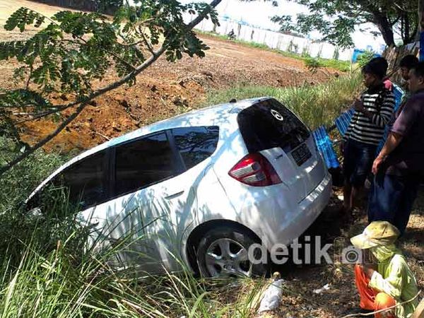 Hindari Motor, Honda Jazz Masuk Selokan