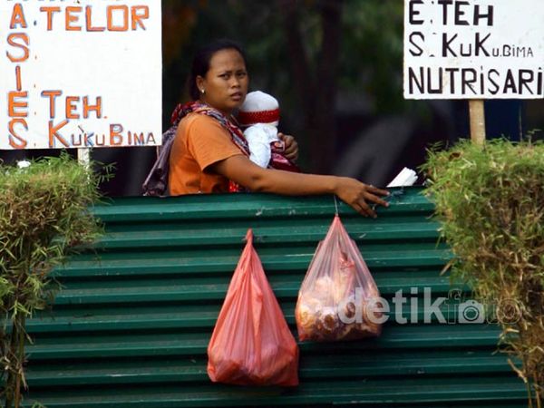 Berjualan dari Balik Pagar