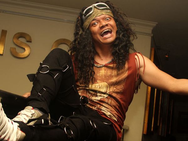 Candil Setia dengan Rambut Keritingnya