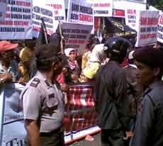 Bank Danamon Pasuruan Didemo Nasabah, Lalin Pantura Macet