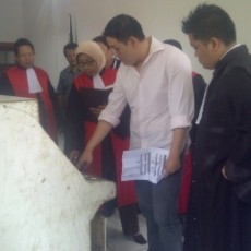 Terdakwa Judi Peragakan Permainan Mesin Ketangkasannya di Sidang