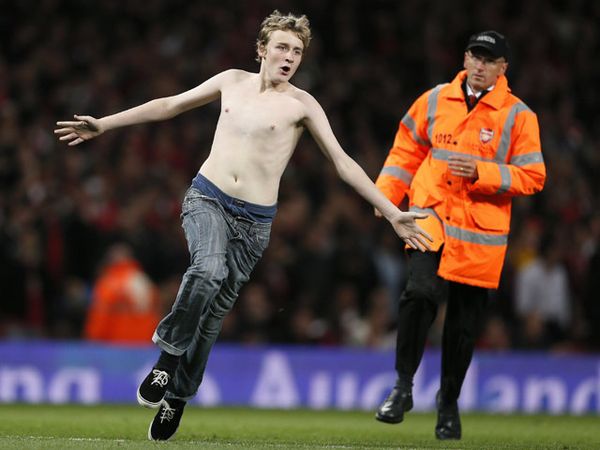 Penonton Terobos Pertandingan Liga Inggris