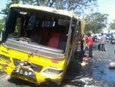 Kebut-kebutan, 2 Bus Bertabrakan & Terguling di Pekanbaru
