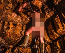 Para Penjelajah Gua Berpose Bugil Untuk Menggalang Dana Amal