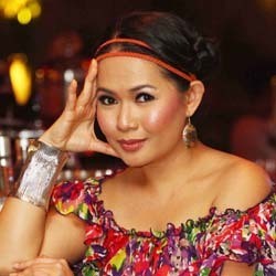 Gaya Imut Dea Mirella