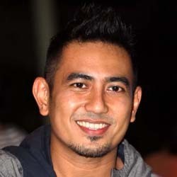 Rio Febrian Bergaya Casual