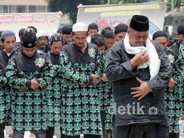 Pendemo Salat Jumat di Depan Kedubes AS