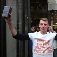 Pembeli Pertama Jual Kembali iPhone 5 