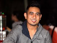 Rio Febrian Bergaya Casual