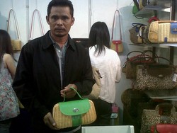 Mantan Pegawai Pabrik Mebel Ini Kini Jadi Bos Tas Rotan Kualitas Ekspor