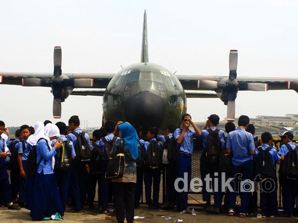 Pelajar Serbu Bandung Air Show