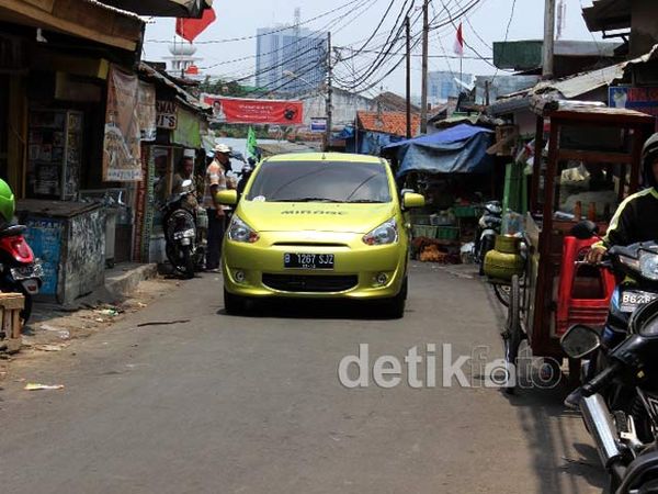 Aksi Mirage di Gang Sempit Jakarta