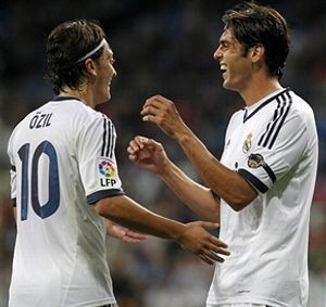 Modric vs Oezil, Mau Mulai Coba Kaka, Mou?