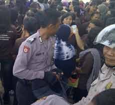 Ratusan Buruh Outsourcing Baku Hantam Dengan Karyawan PT Langgeng