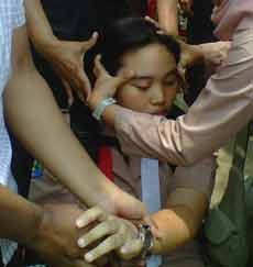 Belasan Siswi SMA 1 Kota Mojokerto Kesurupan