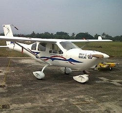 Pesawat SMKN 12 Bandung Mejeng Bareng Hercules di BAS 2012