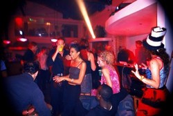 Pekerja Bar Harus Rajin Cek Pendengarannya