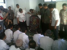 Kunjungi Rutan Cirebon, Gubernur Jabar Teriakkan Yel-yel Kampanye