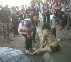 Berguling-guling di Depan Mal, Perempuan Berkulit Putih Jadi Tontonan