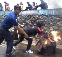 Cegah Kebakaran, Warga Tambora Dilatih Padamkan Api Pakai Karung