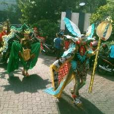 Karnaval Gatotkaca dan Tarian Gangnam Style Hibur Warga Surabaya