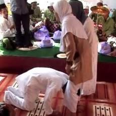 Menengok Tradisi Brobosan, Ritual Meminta Restu Menjelang Naik Haji