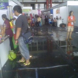 Duh, Area Stand BAS 2012 Becek karena Atap Bocor